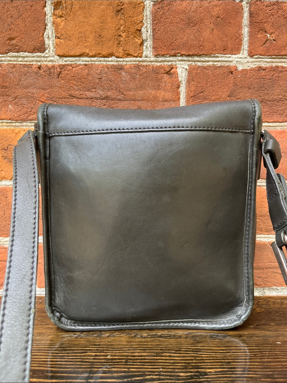 Roots Classic Black Leather Crossbody Bag - Picture 5 of 10